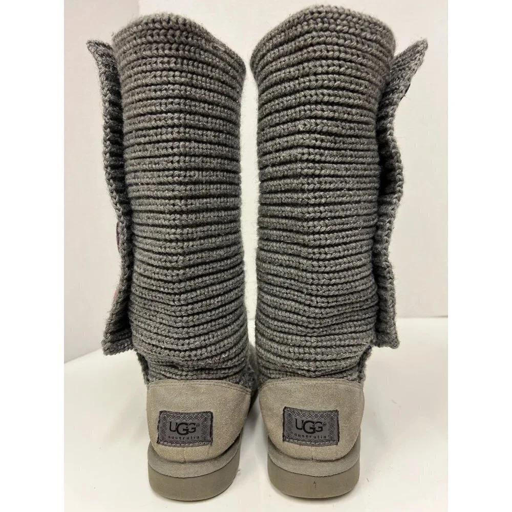 UGG features 	•